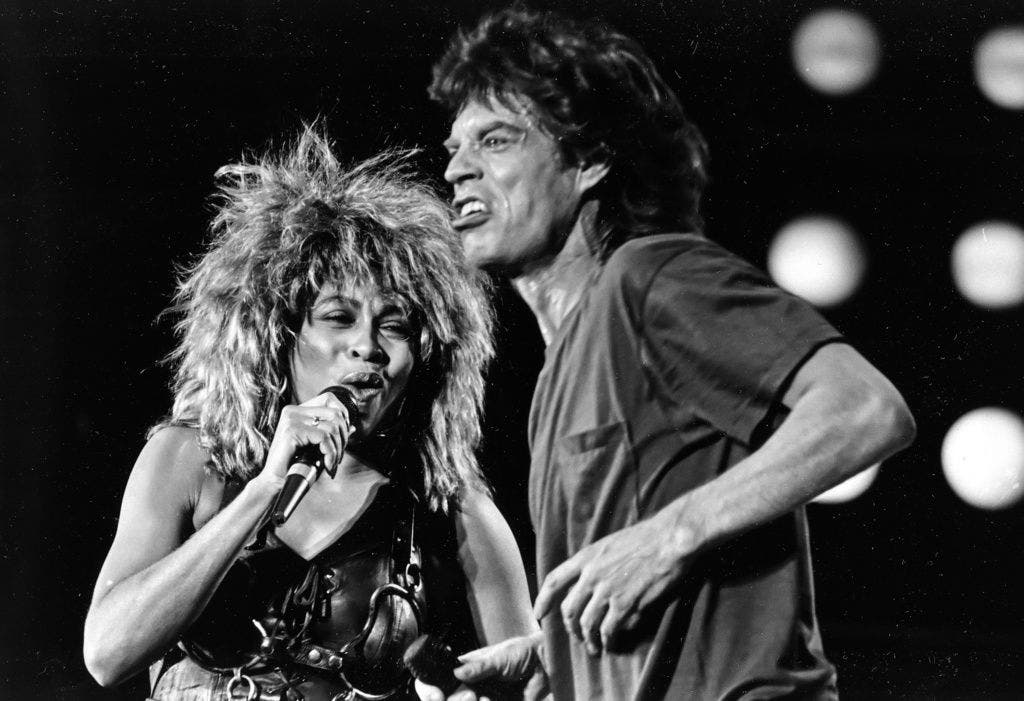 Tina Turner und Mick Jagger traten 1985 gemeinsam beim Live Aid-Konzert in Philadelphia auf. Der Stones-Sänger hat ihr beim Aufbau ihrer zweiten Karriere geholfen. 