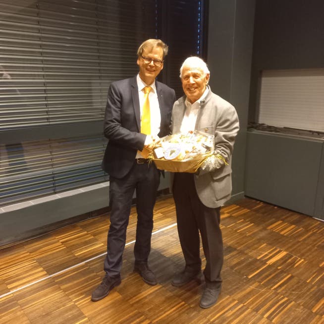 Der HEV-Uri-Präsident Roland Müller (links) verabschiedet Franz Danioth, welcher nach 33 Jahren Vorstandstätigkeit als Vorstandsmitglied zurücktritt.