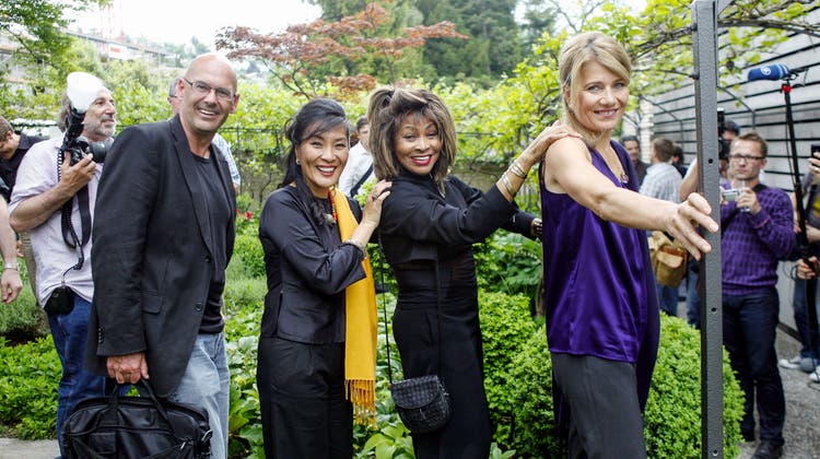 Polonaise mit Tina: CH Media-Redaktor Stefan Künzli mit den Sängerinnen Dechen Shak-Dagsay, Tina Turner und Regula Curti. (Bild: Siggi Bucher)