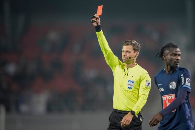 Referee Urs Schneider showed the red card to Dennis Will Boha of Valais.