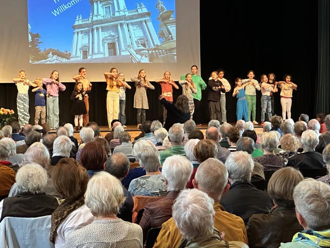 Der Kinderchor der Musikschule Solothurn unter der Leitung von Rahel Studer singt für die Seniorinnen und Senioren im Landhaus.
