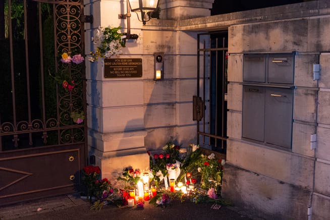 Fans haben in Küsnacht (ZH) Blumen und Kerzen vor Tina Turners Villa niedergelegt.