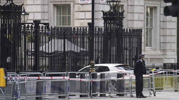 Ein Mann krachte mit seinem Wagen in das Tor zum Haus des britischen Premiers. (Bild: James Manning / AP)