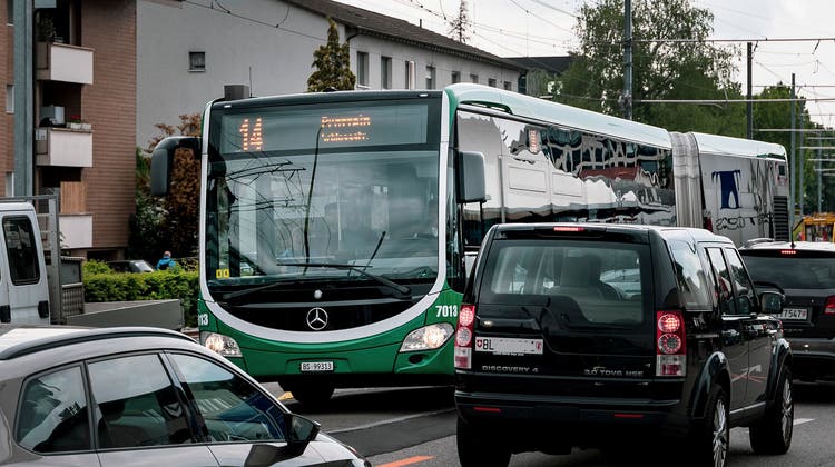 Kurz nach der Rennbahnkreuzung stehen die Tramersatzbusse im Stau und die Passagiere verlieren viel Zeit. (Bild: Kenneth Nars)