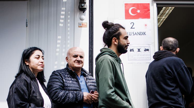 Türkinnen und Türken stehen vor dem türkischen Konsulat in Berlin, Deutschland, am 20. Mai 2023. (Bild: Clemens Bilan / EPA)
