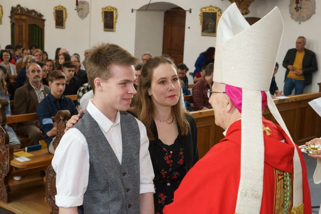 Bischof Bonnemain spendet Niklas Tresch die Firmung.