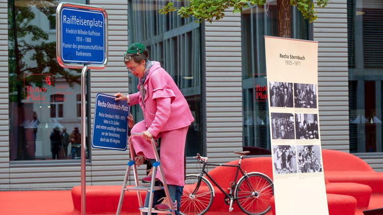 Platzgestalterin Pipilotti Rist beteiligt sich an der Umbenennung: Aus dem Raiffeisenplatz wird kurzerhand der «Recha-Sternbuch-Platz». (Bild: Marius Eckert)