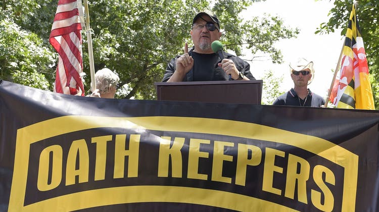 Stewart Rhodes, Gründer der Oath Keepers, wurde am Donnerstag für schuldig befunden, an der Spitze eines wochenlangen Komplotts gestanden zu haben, das den ehemaligen Präsidenten Donald Trump an der Macht halten sollte. (Bild: Susan Walsh / AP)