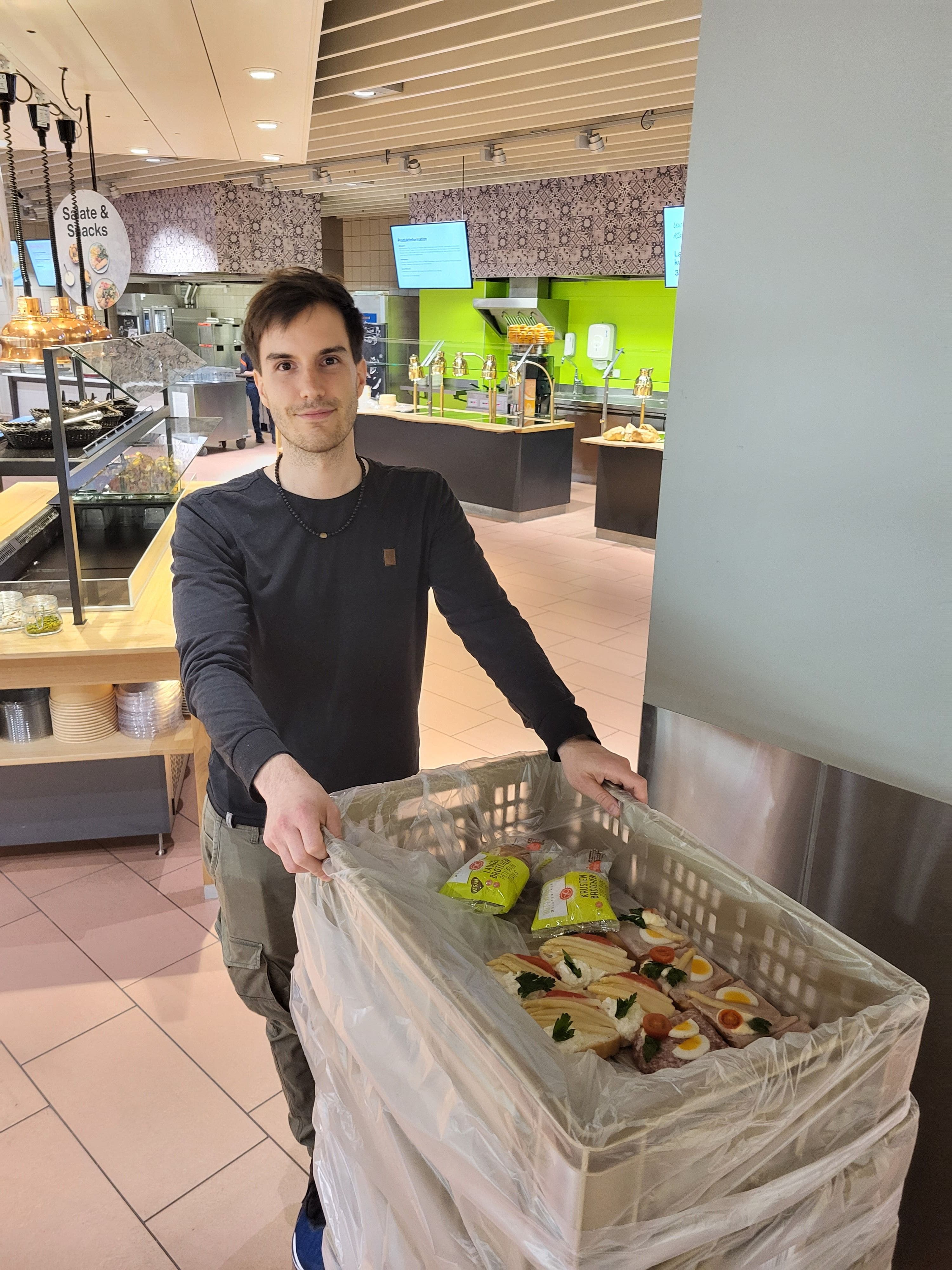 Vereinspräsident und -gründer Jean-Marc von Mentlen hat soeben die Lebensmittel im Migros-Restaurant im Shoppi Tivoli Spreitenbach abgeholt.
