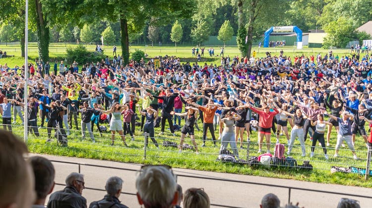 Die Teilnehmenden des Schweizerischen Schulsporttags machen auch beim Flashmob im Geissenschachen motiviert mit. (Bild: Fabio Baranzini)