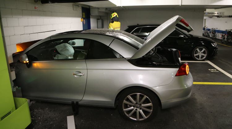 Die Unfallstelle in einem Zuger Parkhaus: Die Front des Unfallwagens steckt in einer Wand fest. (Bild: FFZ)