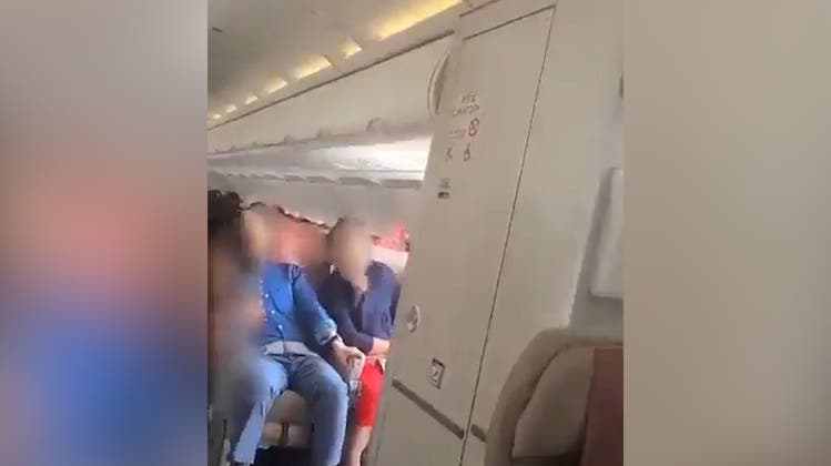 200 Meter über dem Boden: Passagier öffnet Flugzeugtür während Landeanflug