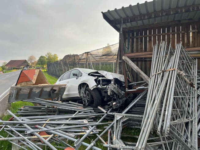 In Römerswil kollidierte eine Autofahrerin mit einem Lagerunterstand. 