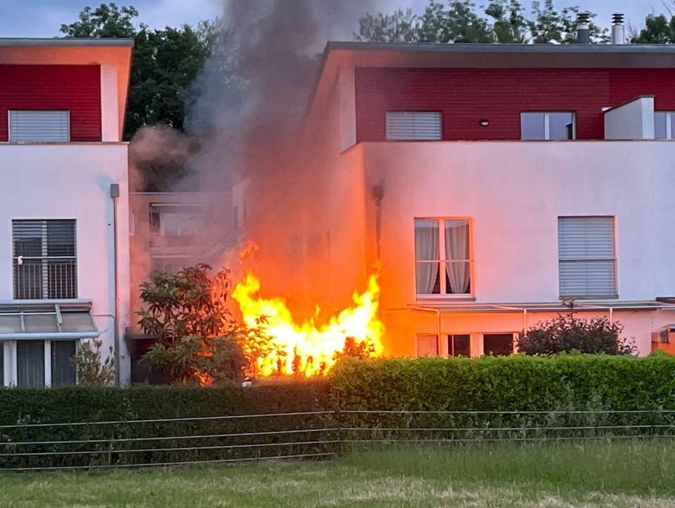 Leuggern, 25. Mai: Zwischen zwei Wohnhäusern brach ein Brand aus. Ein Carport wurde zerstört. Verletzt wurde niemand.