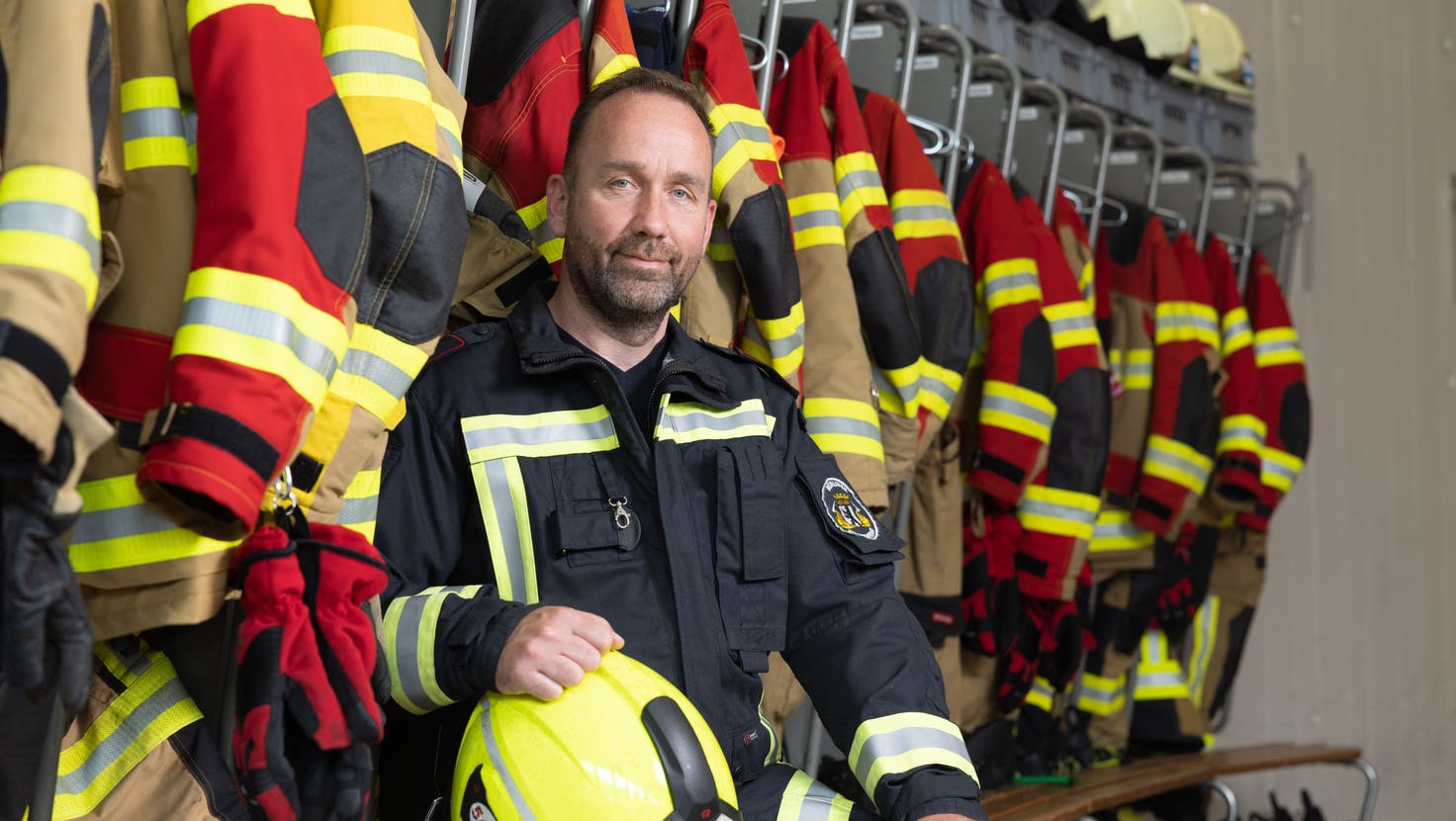 Marius Venslauskas aus Berlin fühlte sich bei der Freiwilligen Feuerwehr der Stadt Zug sichtlich wohl. (Bild: Matthias Jurt (Zug, 25. 5. 2023))