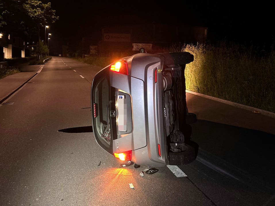 Laufenburg, 26. Mai: Ein Autofahrer schlief am Steuer ein und verunfallte.