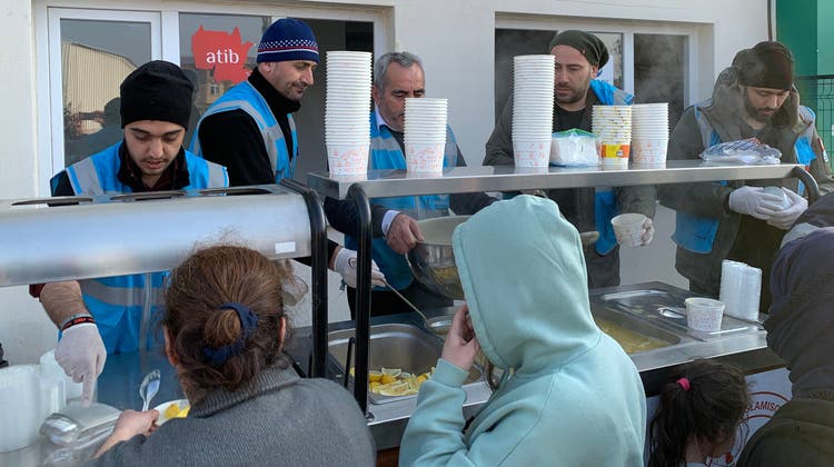 Zweimal pro Tag werden 5000 Mahlzeiten für die Erdbebenopfer bereitgestellt. (Bild: PD)