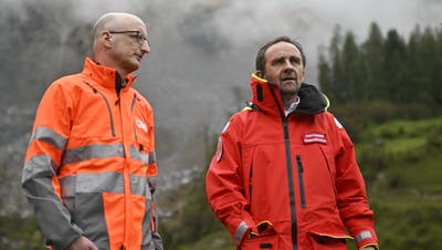 Sie arbeiten seit Wochen auf Hochtouren: Geologe Stefan Schneider und Mediensprecher Christian Gartmann unter dem Brienzer Rutsch. (Bild: Gian Ehrenzeller/Keystone)