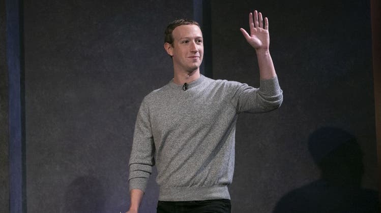 Mark Zuckerbergs Stil ist wenig spannend, aber trotzdem teuer. Angeblich lässt er sich seine T-Shirts sogar massschneidern. (Bild: Keystone)