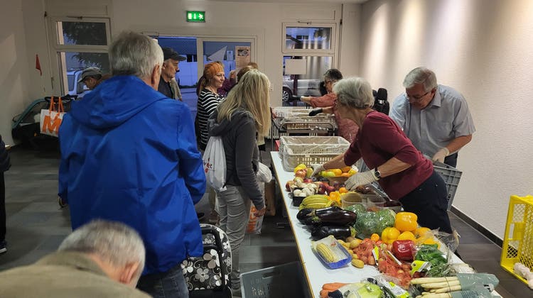 Seit 2015 verteilt der Verein «Teller statt Kübel» im reformierten Gemeindehaus Dietikon Lebensmittel an bedürftige Menschen. (Bild: Martin Rupf)