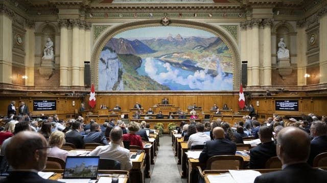 Parlamentarier debattieren während der Herbstsession. (Bild: Anthony Anex / Keystone (Bern, 29. September 2022))