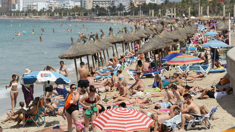 An den Mittelmeerstränden, hier Mallorca, könnte es in diesem Sommer eng werden. (Sean Gallup / Getty Images Europe)
