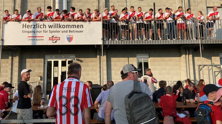 Die Mannschaft des FC Baden feiert auf dem Balkon im Esp zusammen mit den Fans. (Alexander Wagner)