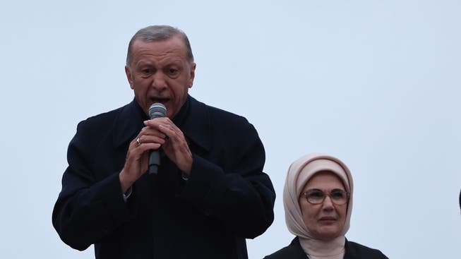 Recep Tayyip Erdogan am Tag der Stichwahl mit seiner Frau.