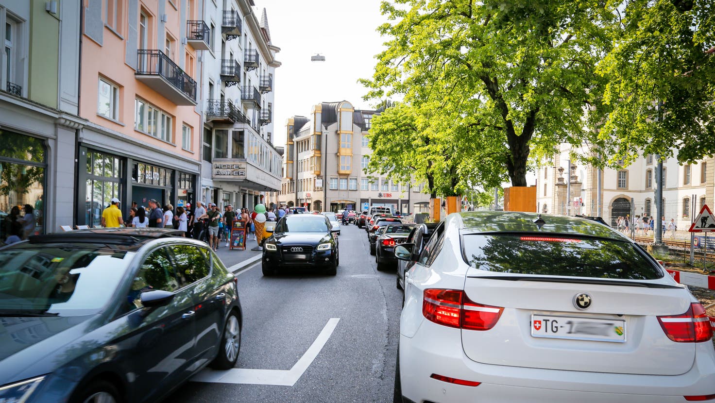 Die Hauptstrasse in Rorschach ist am Pfingstsonntag hoffnungslos mit Autos verstopft. (Bild: Rudolf Hirtl)