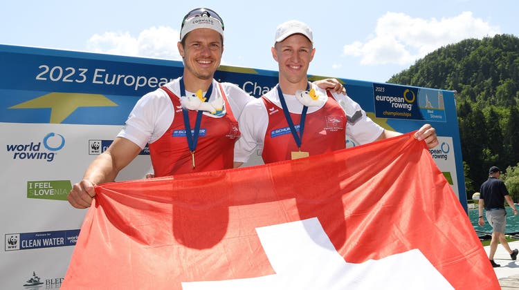 Der Zweier-ohne mit Roman Röösli (links) und Andrin Gulich holte sich mit einem beeindruckenden Endspurt EM-Gold und feiert seinen ersten Europameistertitel. (Bild: Detlev Seyb / Swissrowing)