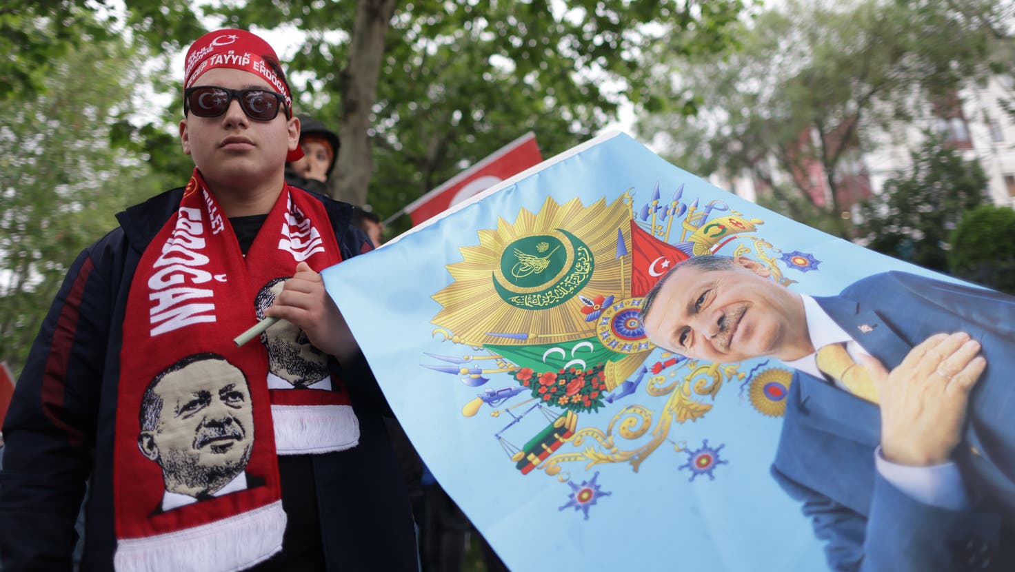 Recep Tayyip Erdogan scheint die Stchwahl gewonnen zu haben. Im Bild: Ein Erdogan-Wähler mit Erdogan-Schal und -Flagge. (Bild: Erdem Sahin / EPA)