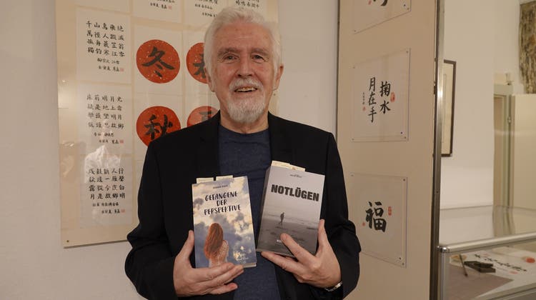 Rudolph Bader mit seinen bisher publizierten Romanen im Sprachpanorama. (Bild: Peter Schütz)