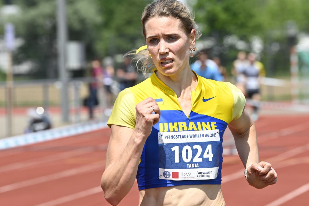 Athletin aus der Ukraine läuft in den ukrainischen Farben.