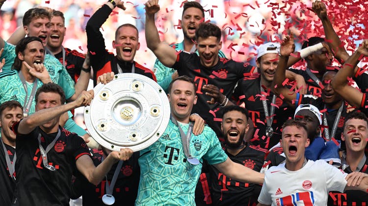 Spektakel, Drama und Chaos: Der FC Bayern feiert den elften Meistertitel in Serie. Yann Sommer (links) steht bei der Feier im Schatten von Manuel Neuer (vorne). (Federico Gambarini / dpa)