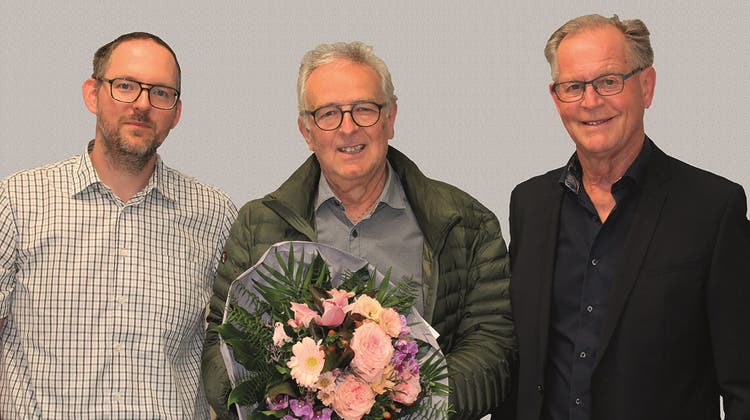 Eich Herger wird von Geschäftsführer Markus Brülisauer (links) und Vizepräsident Werner Schibig (rechts) verabschiedet. (Bild: PD)