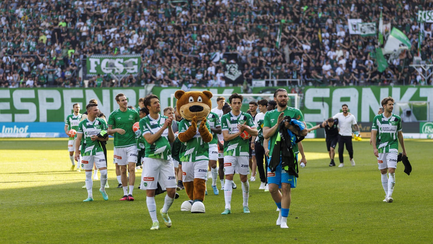 Wie üblich am letzten Spieltag: Die Spieler des FC St.Gallen bedanken sich nach der Partie gegen Sion bei den Fans. (Bild: Patrick B. Kraemer/Keystone)