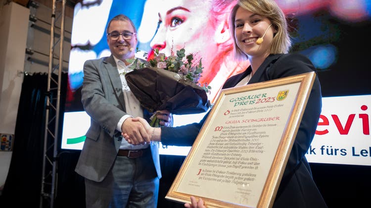 Stadtpräsident Wolfgang Giella gratuliert Giulia Steingruber. (Bild: Ralph Ribi)