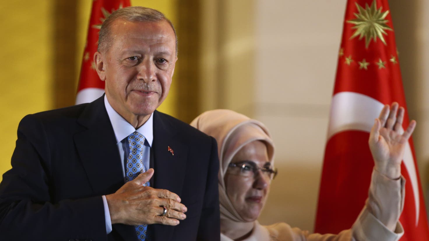Recep Tayyip Erdogan und seine Frau Emine lassen sich beim Präsidentenpalast feiern. (Ali Unal / AP)