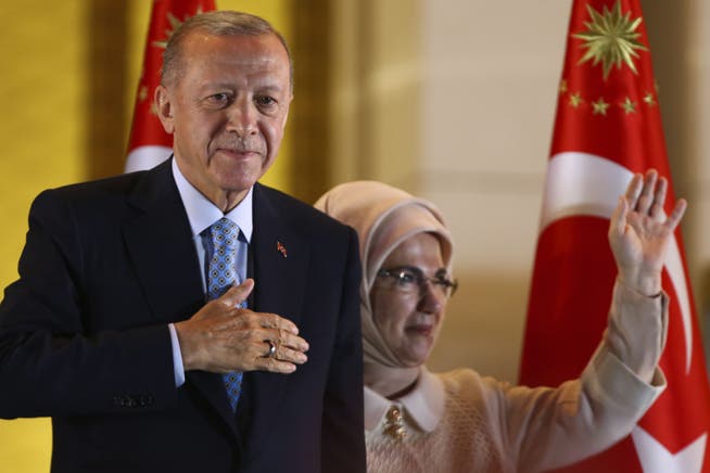 Recep Tayyip Erdogan und seine Frau Emine lassen sich beim Präsidentenpalast feiern.