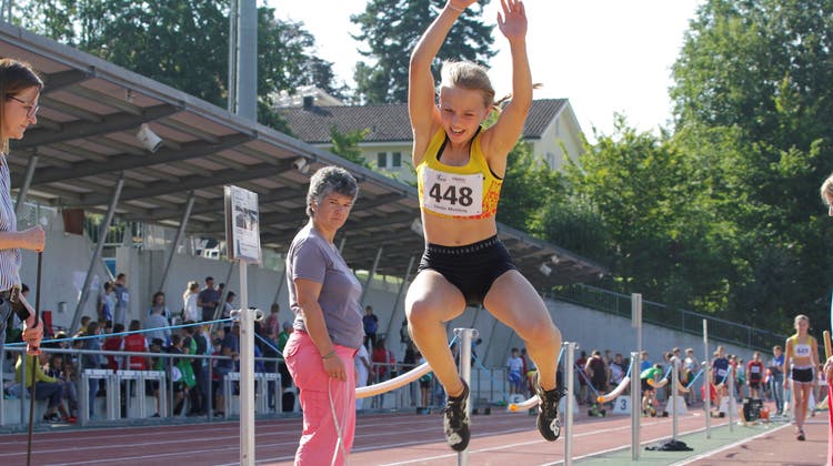 Rina Zuberbühler sicherte sich mit 5,32 Metern im Weitsprung die Bronzemedaille in der Kategorie U16. (Bild: Hans Koller)