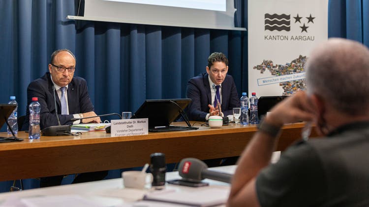 Finanzdirektor Markus Dieth (links) und Daniel Schuldel, der Leiter des Kantonalen Steueramts, vor den Medien zur Steuergesetzrevision am 30. Mai in Aarau. (Bild: Mathias Förster)