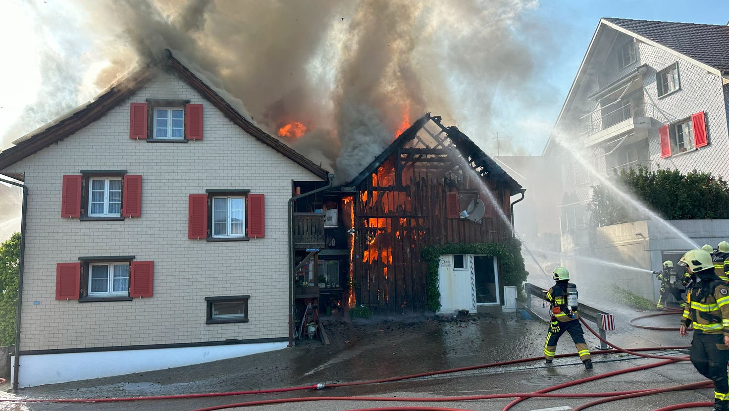 Weil Haus und Schopf inwendig vollständig ausbrannten, konnte die Feuerwehr nur von aussen löschen. Die Fassade des benachbarten Hauses rechts musste während des ganzen Einsatzes gekühlt werden. (Bild: PD)