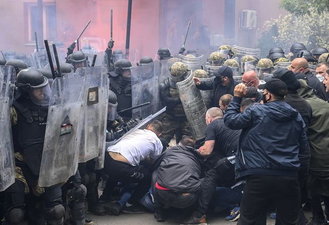 KFOR-Truppen und serbische Demonstranten prallen vor dem Rathaus von Zvecan aufeinander.