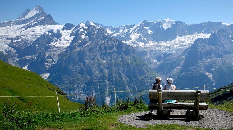 Werden nicht alleine sein im Sommer: Touristen in Grindelwald. (Bild: Alekampo/iStockphoto)