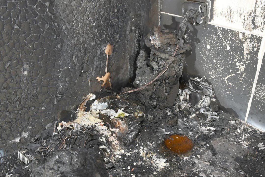 Birr, 27. Mai: Ein Brand zerstört eine Wohnung komplett. Beim Vorfall sind auch zwei Katzen ums Leben gekommen.