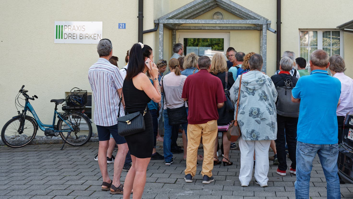Eine grosse Menschentraube wartet vor dem Eingang der Praxis Drei Birken in Freidorf, um die Krankenakten abzuholen. (Bild: Manuel Nagel)