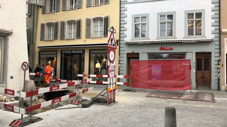 Baustelle an der Hinteren Vorstadt in Aarau: Hotelplan hat ein Baugesuch für ein Container-Provisorium eingereicht. (Bild: Katja Schlegel)
