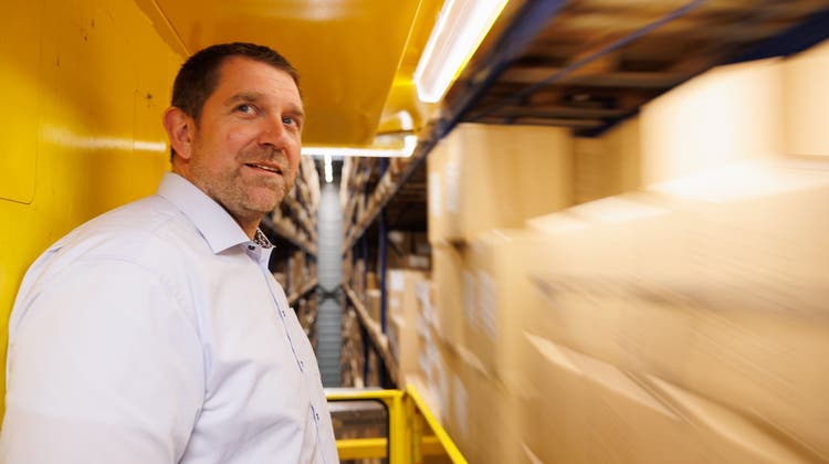 Gregor Oberfranz, Leiter Logistik, führt durch den Betrieb. (Bild: Tom Ulrich)