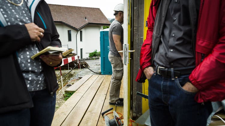 Schwarzarbeit-Kontrolleure überprüfen auf einer Baustelle im Kanton Aargau die Ausweise der Arbeiter und schauen, ob niemand ohne Bewilligung arbeitet. (Bild: Chris Iseli)