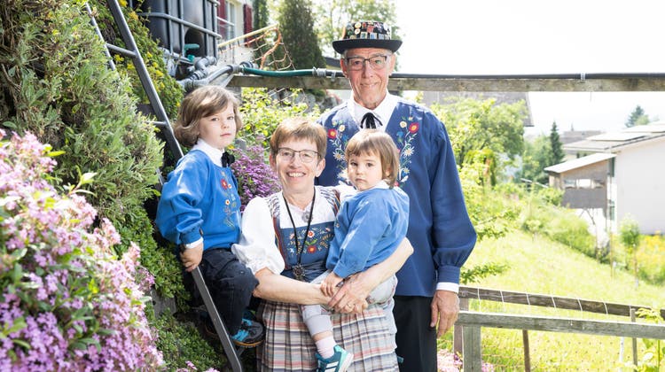 Franz und Erika Hartmann mit den Enkelkindern Luca (links) und Nina. (Bild: Manuela Jans-Koch (Altwis, 26. 5. 2023))